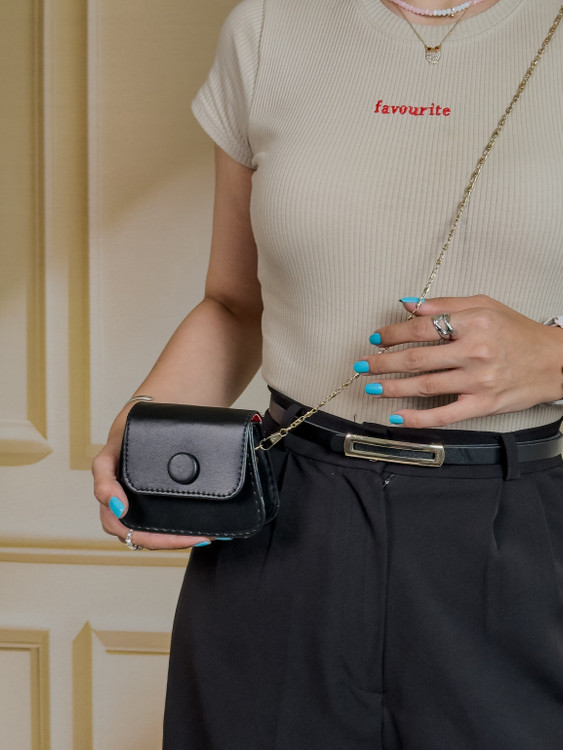 کیف زنانه مشکی کوچک و مینیمال با بند فلزی